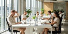 Hitze im Büro: Wie Klimaanlagen und flexible Arbeitszeiten Produktivität sichern