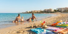 Familienurlaub am Meer: Passendes Ziel, kinderfreundlicher Strand und komfortable Unterkunft finden