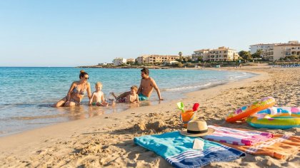 Familienurlaub am Meer: Passendes Ziel, kinderfreundlicher Strand und komfortable Unterkunft finden
