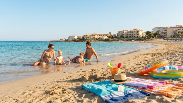 Familienurlaub am Meer: Passendes Ziel, kinderfreundlicher Strand und komfortable Unterkunft finden