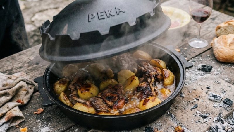 Peka im Einsatz: Fleisch und Erdäpfel garen unter der Glocke in der Glut.