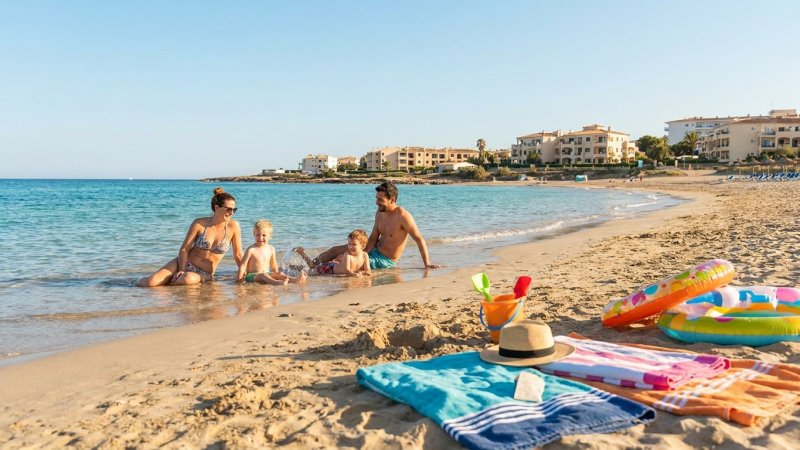 Familienurlaub am Meer: Passendes Ziel, kinderfreundlicher Strand und komfortable Unterkunft finden